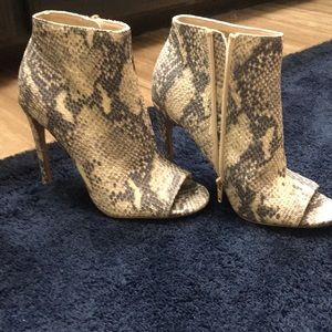 6,5 peep toe ankle booties